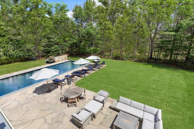 Photo - 68 Wainscott NW Rd