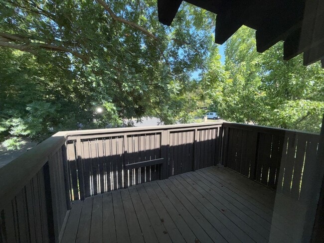 Photo - LOVELY, SPACIOUS UPSTAIRS CONDO! Unit 6