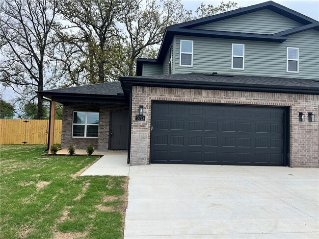 Photo - 570 Cosmos St