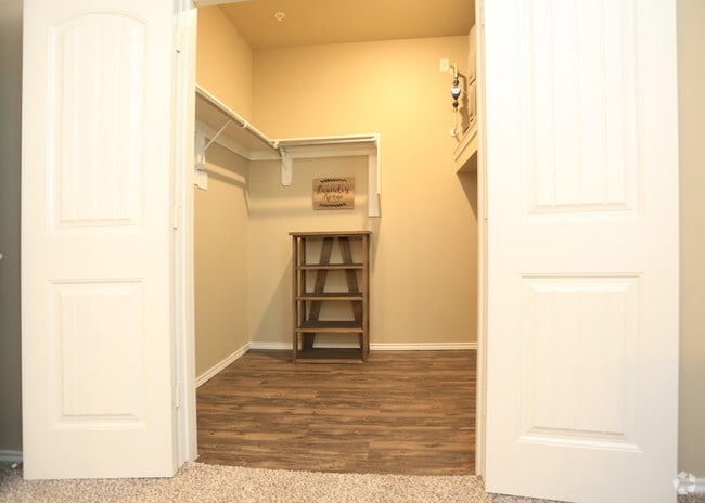 1BR 1BA-Closet/Laundry room