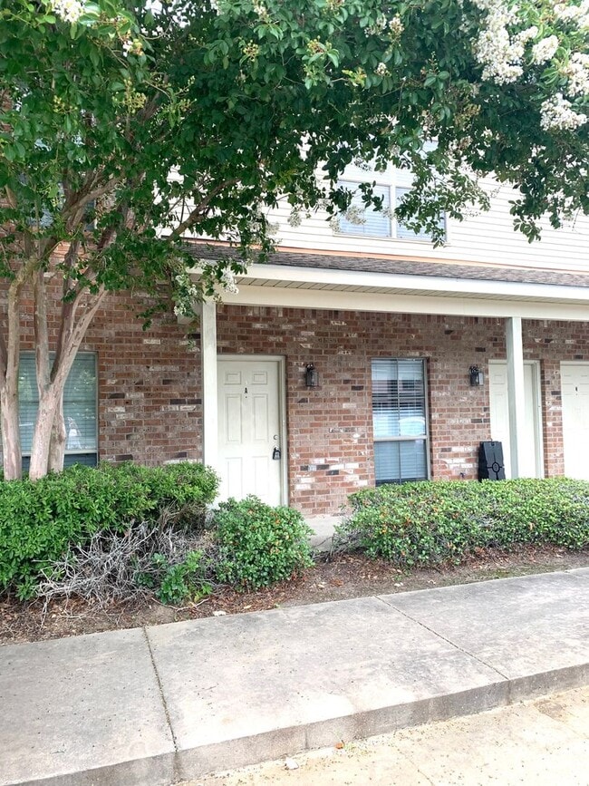 Building Photo - Gated community off of Burbank Rental