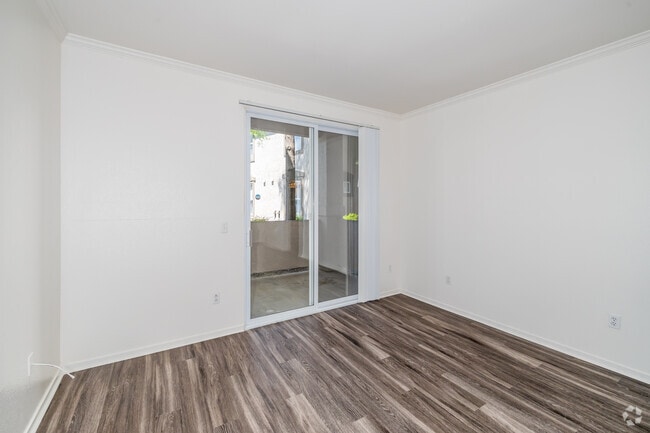 1BR, 1BA - 720SF - Living Room