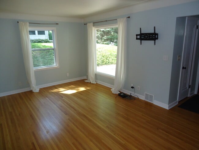 Photo - 3011 Quebec Ave S