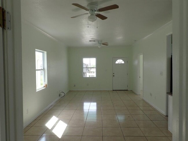 Photo - 5802 Avenue R Unidad Studio Apartment