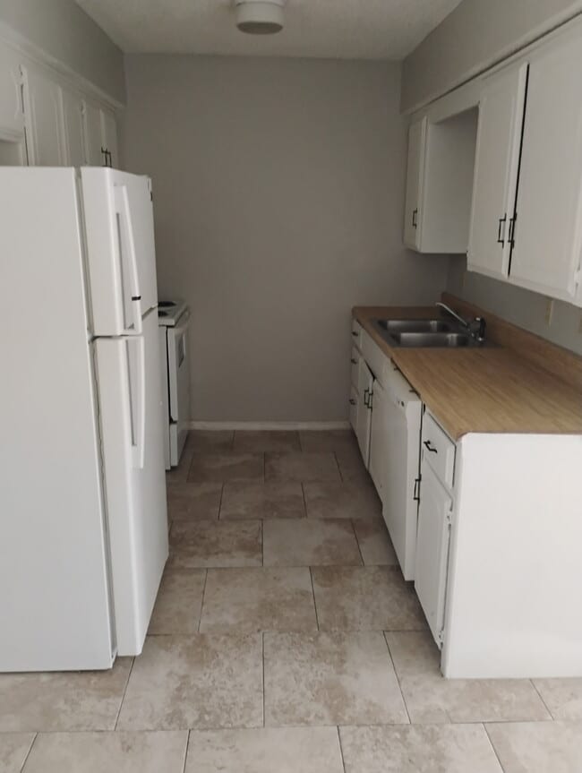 Building Photo - 6013 S McKinley Ave Unit C