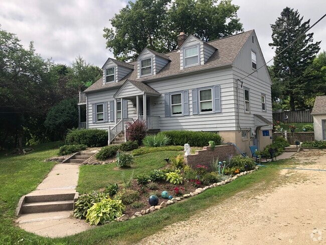 Building Photo - W52N677 Highland Dr Unit Cedarburg duplex upper Rental