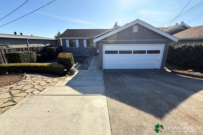 Building Photo - Bright Multi-Level 4BR Home with Two Primary Bedrooms