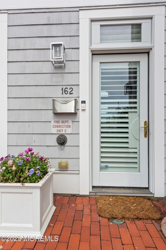 Photo - 162 E Main St