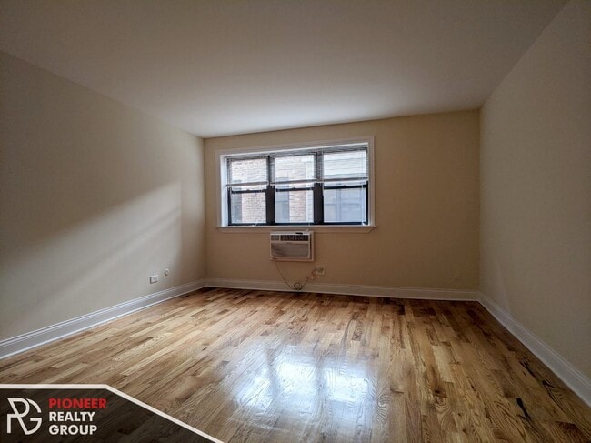 Building Photo - 557 W Arlington Pl Unit 206