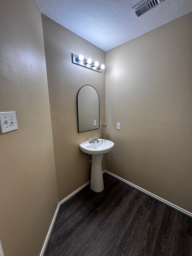 Photo - 1411 Hallcroft Ln