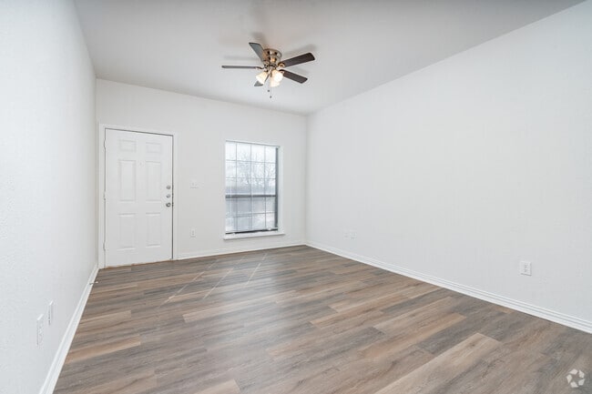 1BR, 1BA - 609SF - Living Room