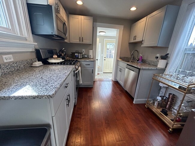 Building Photo - Now Leasing - Beautiful 3-bedroom, 1.5-bat... Rental