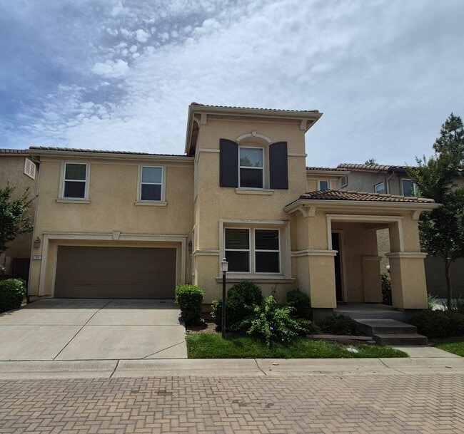 Building Photo - Charming 3 bed 2.5 bath in The Hamptons Natomas Community.