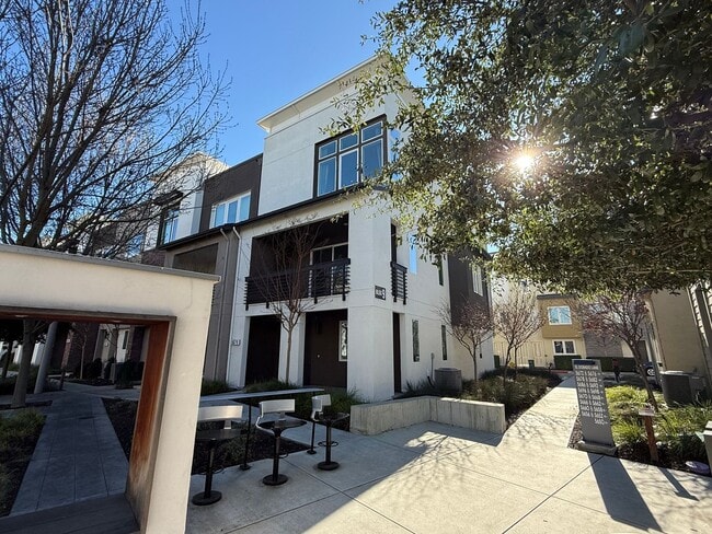 Building Photo - 4BD/3.5B Home in Dublin's Boulevard Community, a Stone's Throw Away From Persimmon and Hacienda!