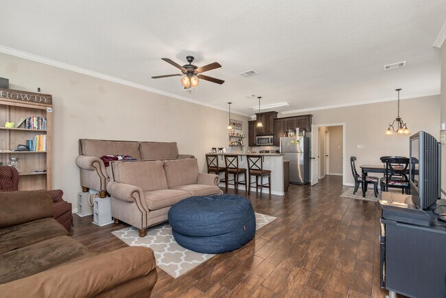 Photo - 102 Live Oak St