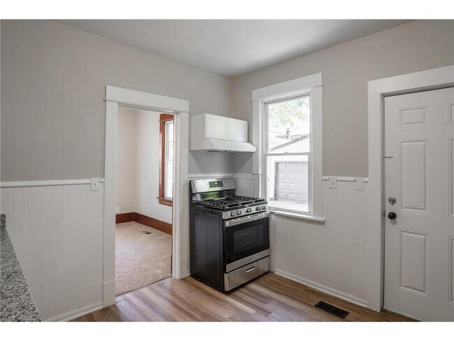 Photo - 188 Wyoming St E