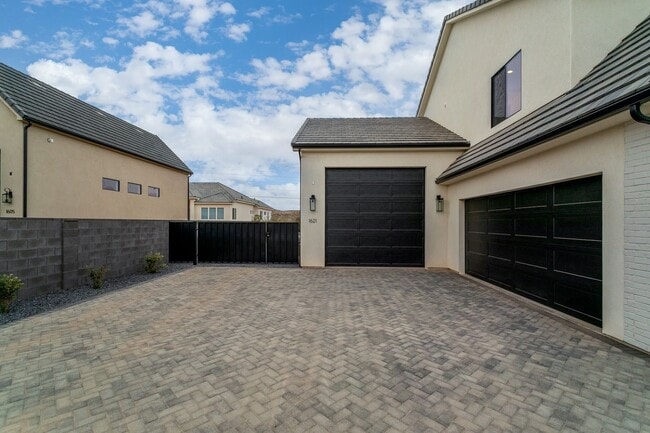 Photo - Gorgeous 5 bed | 3.5 bath |  Custom Home with RV Garage in Tonaquint!