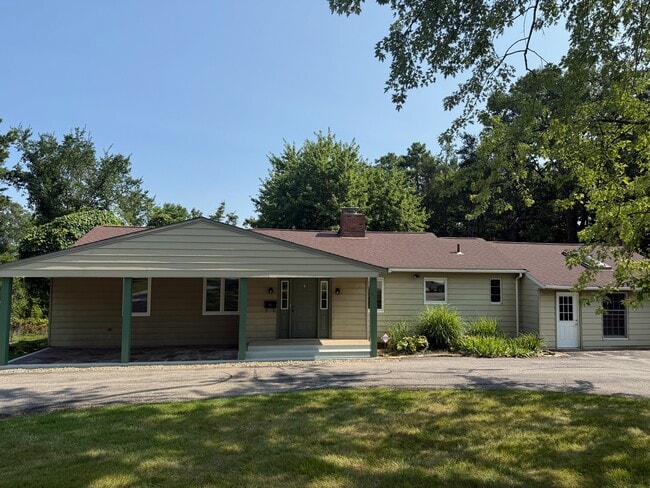Photo - 511 E Royalton Rd