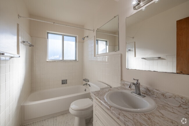 1BR, 1BA - 755SF - Bathroom
