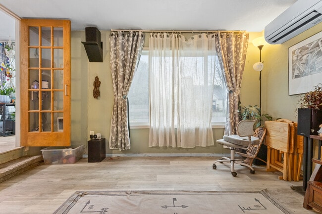 Photo - 2045 Liberty St NE