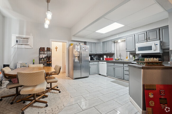 Building Photo - 910 W 5th St Rental