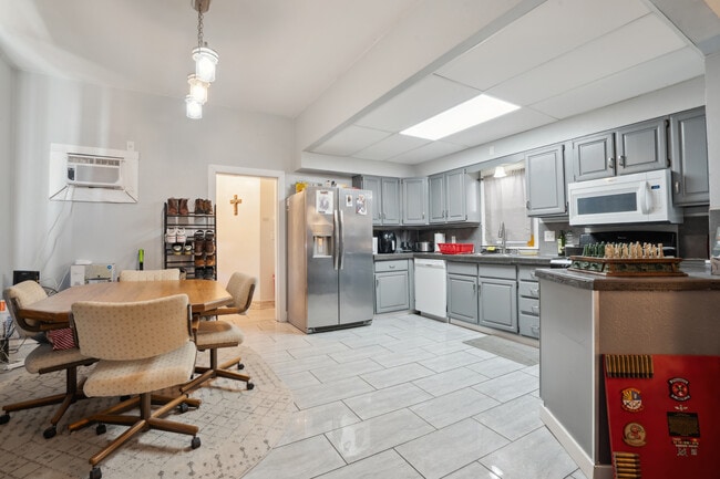Photo - 910 W 5th St Townhome