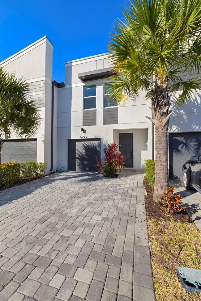 Photo - 1653 Lindley St