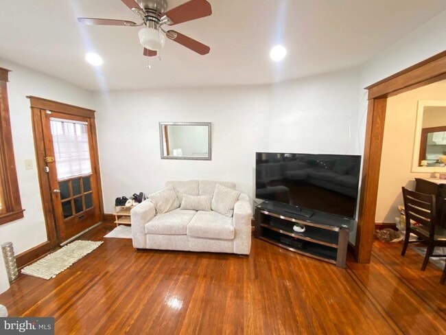 Building Photo - 518 Benner St