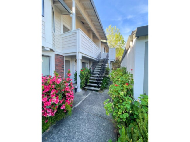 Building Photo - NEW LISTING!!! 2br/2ba CONDO in Quiet Complex w/ Pool, Parking, Laundry, Storage, Hiking
