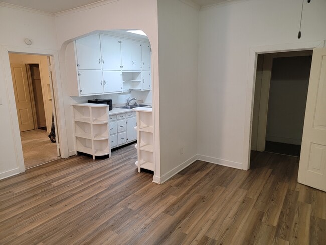 Building Photo - 1338 Main St Unit 8