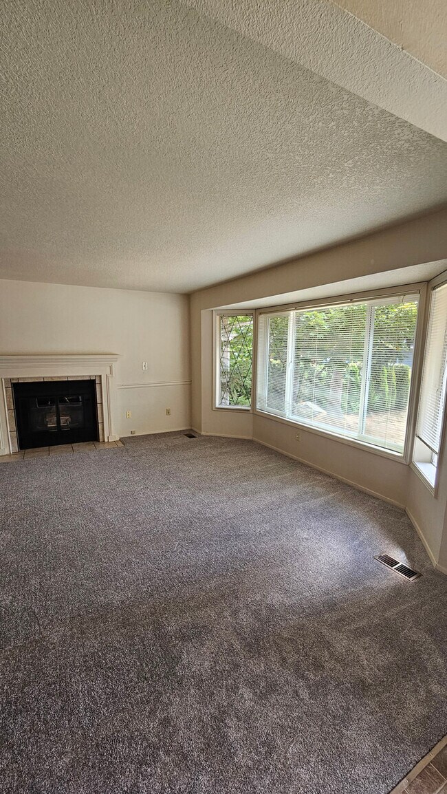 Photo - 2 story home in the Puyallup close to shopping