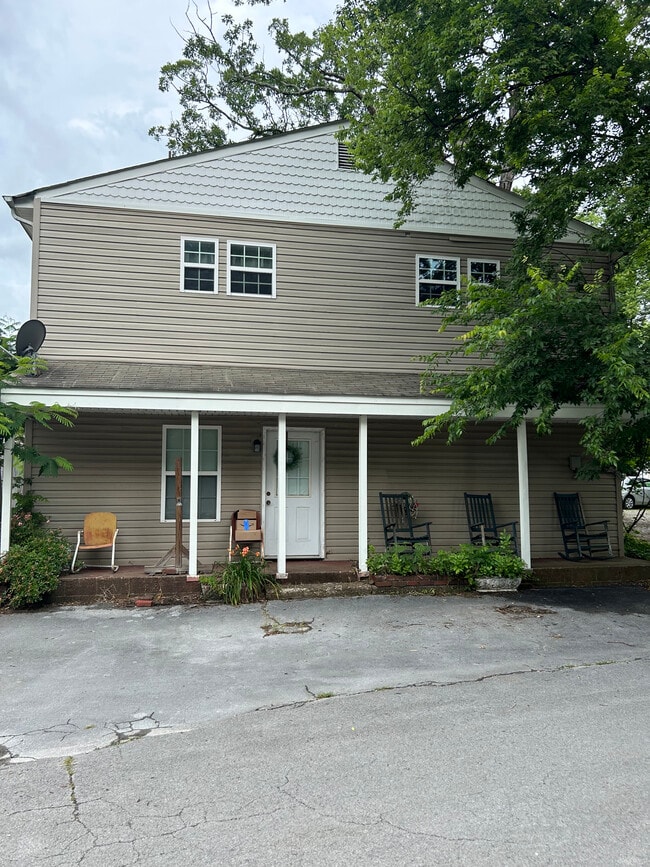 Building Photo - 11323 N Oak St Unit A Rental