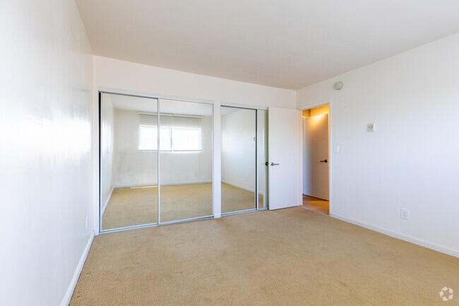 Bedroom Closest - 102 S Oxford Ave