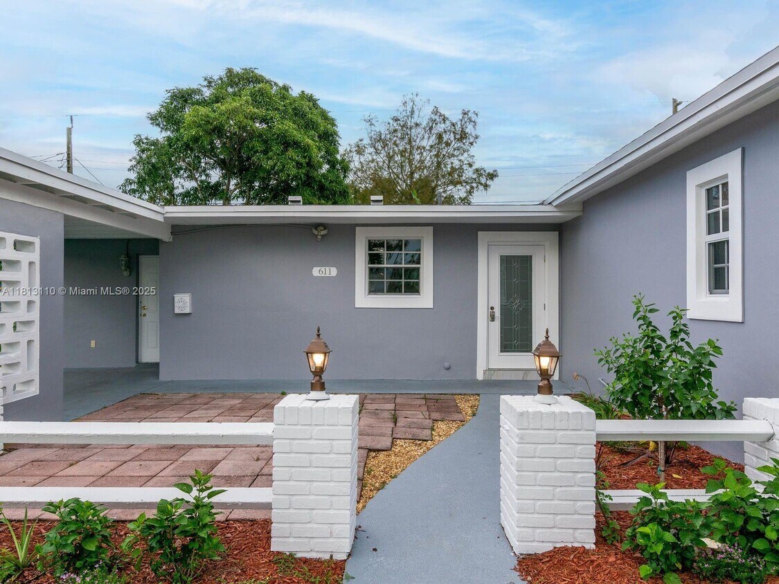 Photo - 611 SW 64th Way (Pembroke Pines, FL)