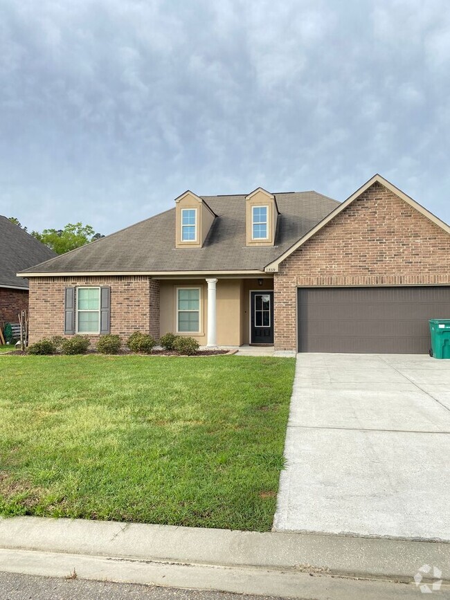 Building Photo - Beautiful 3 bedroom home