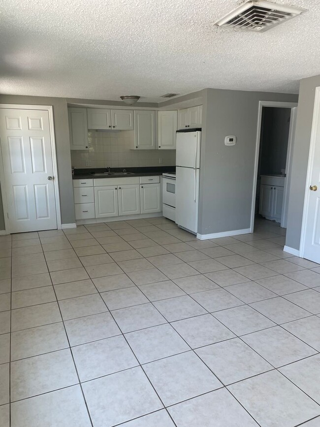 Photo - 2/1 Apartment close to downtown New Port R... Unidad 6604 VAN BUREN STREET