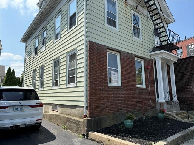Building Photo - 498 Broadway Ave Unit 2 Rental