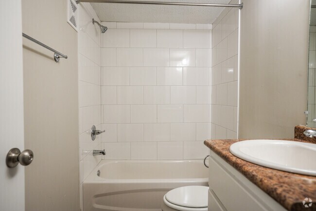 1BR, 1BA - 750SF - Bathroom
