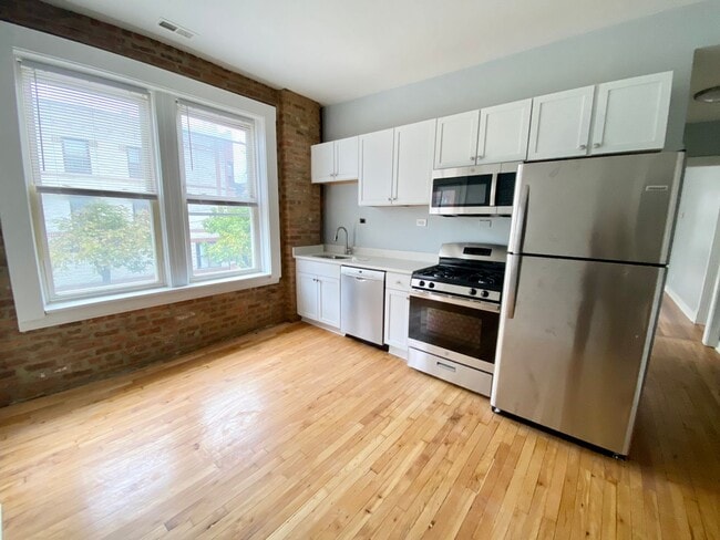 Building Photo - 3 bedroom rehab in the heart of Ukrainian Village Unit 901 - 2