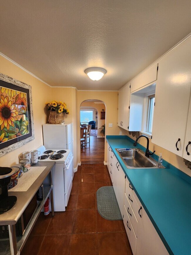 2,000/MoFurnished 1 BDRM/ 1 BA Lakeview House House Rental in