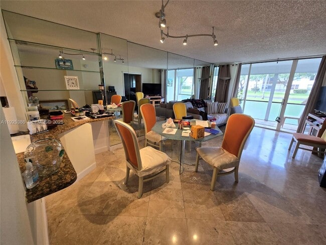 Photo - 114 Royal Pk Dr Unit 1B