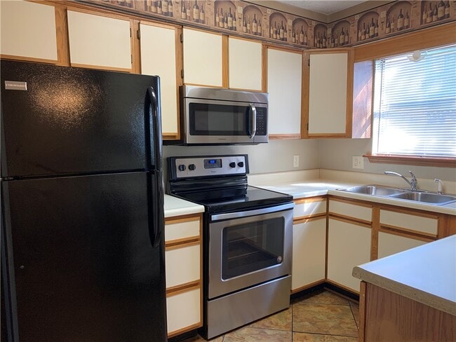 Photo - 460 N Garrett St