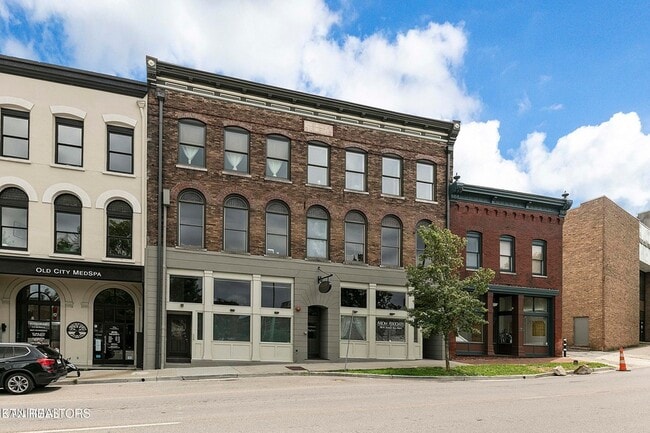 Building Photo - 106 W Summit Hill Dr SW Unit 302