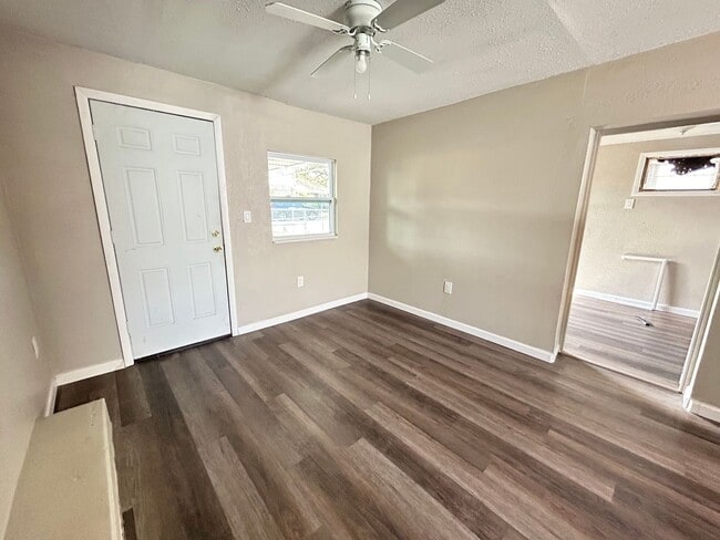 Photo - Updated 1 Bed 1 Bath Unit in Super Convenient Location!
