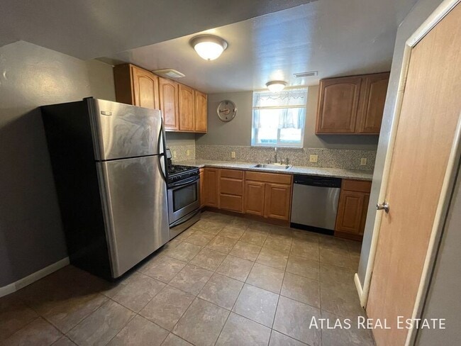 Photo - 1833 Hooker St