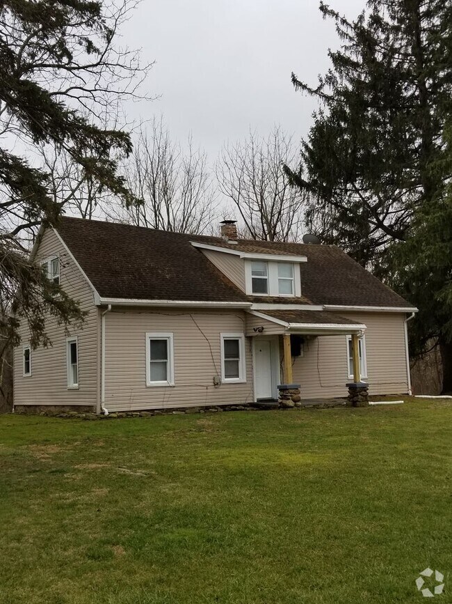 Building Photo - Spacious House in the country