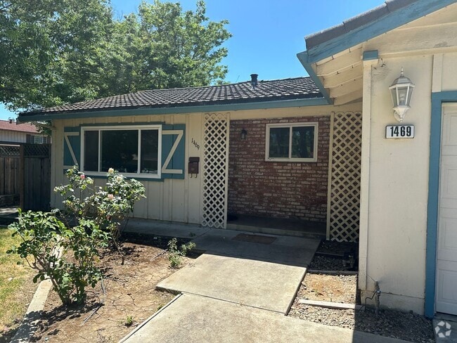 Building Photo - Bright 3 Bedroom 2 Bath Single Family Home...