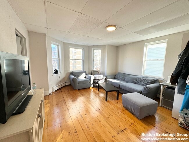 Photo - 1572 Tremont St