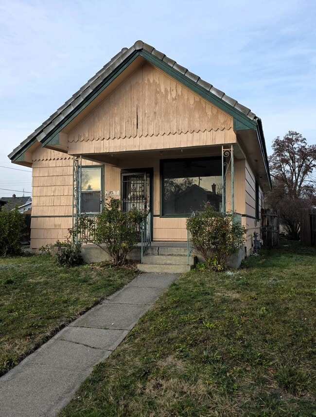 Building Photo - 3 BR/2 BA North Spokane Home