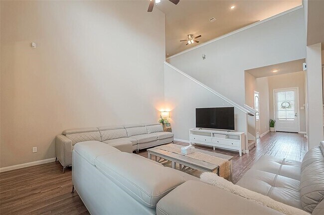 21029 Crinet Square